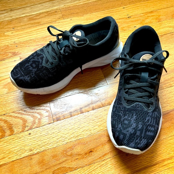 ASICS size 9 women’s black and gold running shoes - Picture 1 of 5